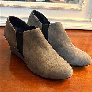 Vionic Women's Gray Suede Wedges 9